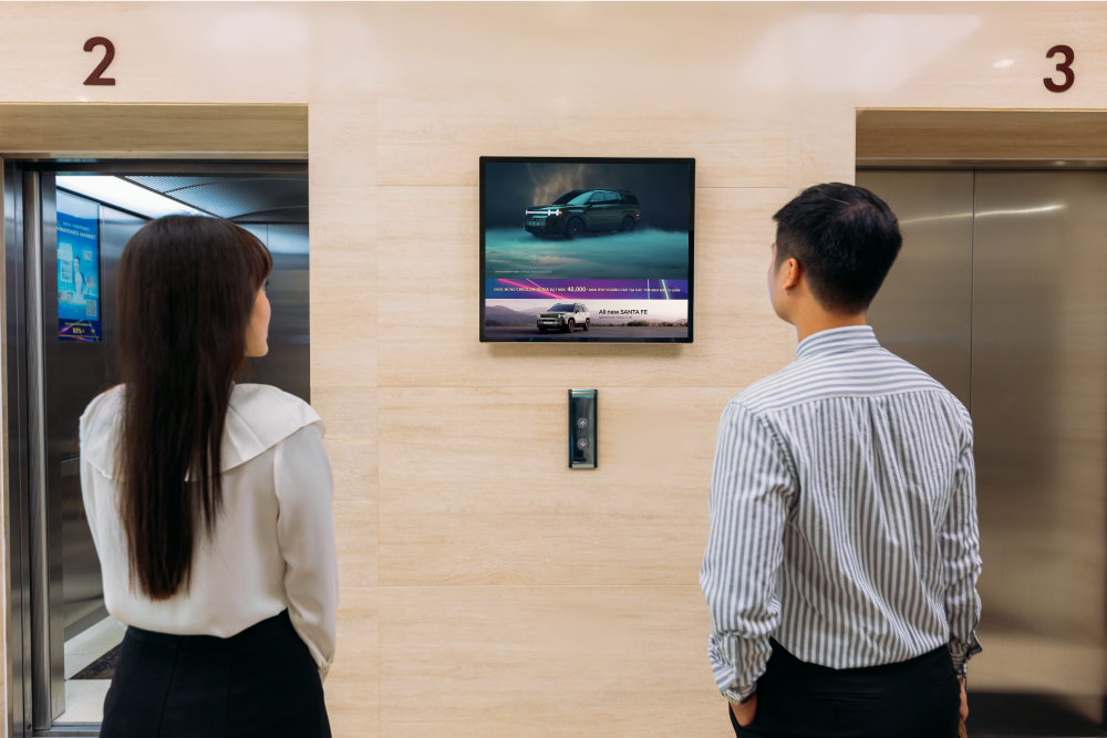 Màn hình quảng cáo LCD tại các khu vực sảnh chờ thang máy, tiếp tân luôn thu hút sự chú ý của nhiều người