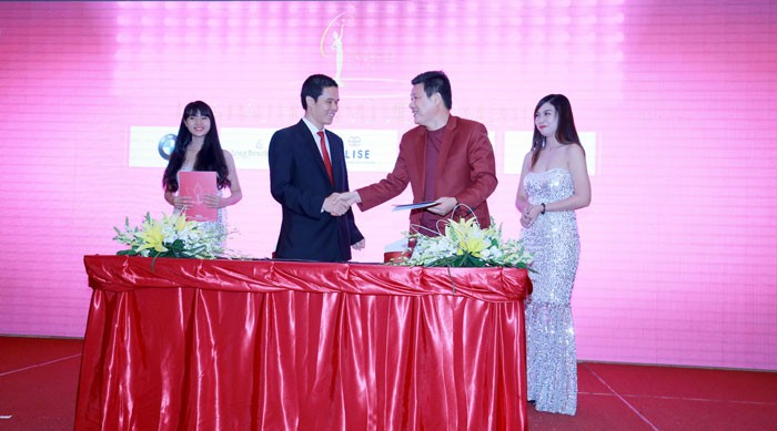 Mr. Trần Ngọc Nhật signed the sponsorship deal with Mr Guo Zhifeng