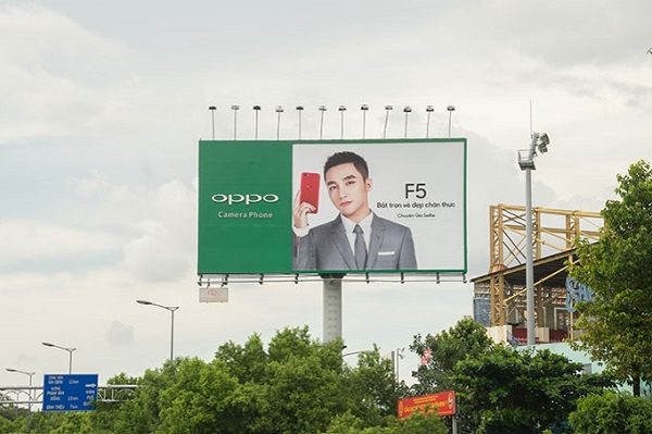 Quảng cáo outdoor thường có kích thước lớn để dễ dàng nhìn thấy từ xa, tạo được ấn tượng mạnh