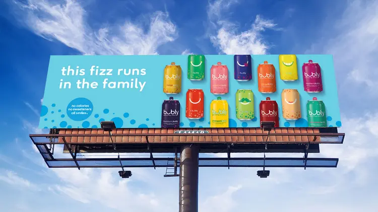 Billboard phủ rộng và tạo chú ý nhanh, trong khi quảng cáo thang máy tiếp cận sâu và lặp lại nhiều lần.