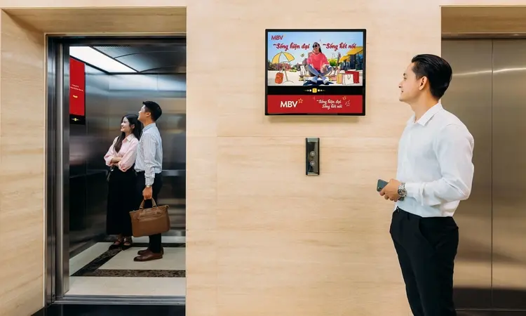 Màn hình quảng cáo sử dụng hình ảnh, video sống động để thu hút và ghi nhớ khách hàng.