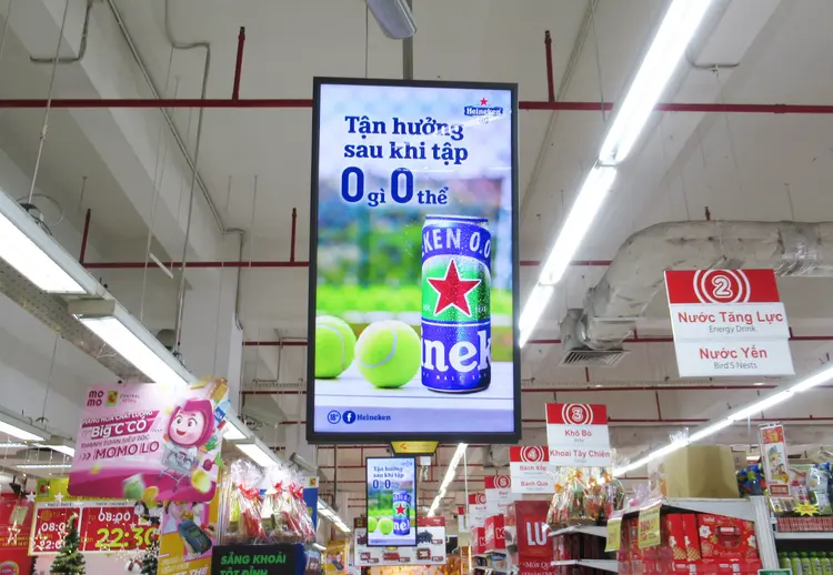 Màn hình quảng cáo đặt gần điểm mua hàng, giúp kích thích hành vi tiêu dùng ngay tại chỗ.