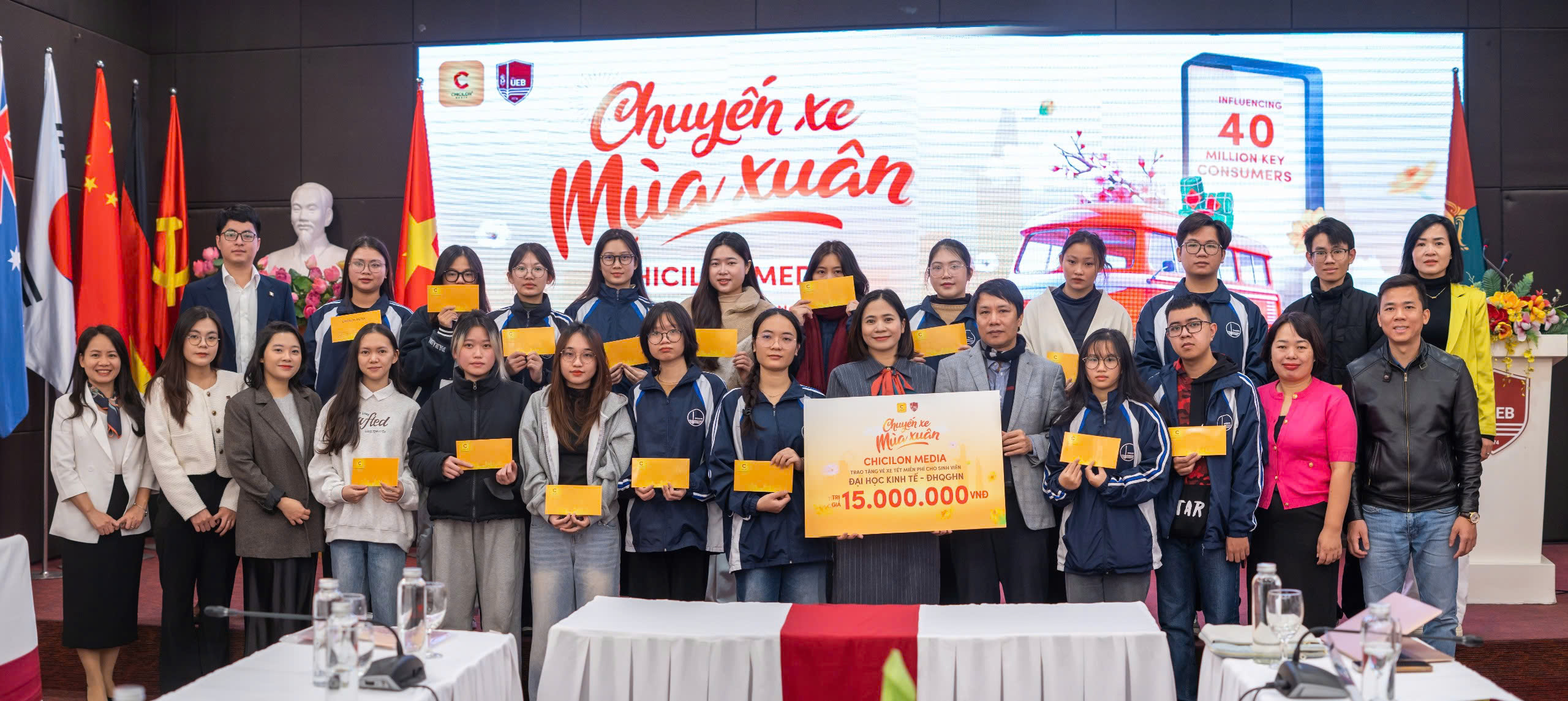 A representative of Chicilon Media presents the support fund to students of the University of Economics – Vietnam National University Hanoi