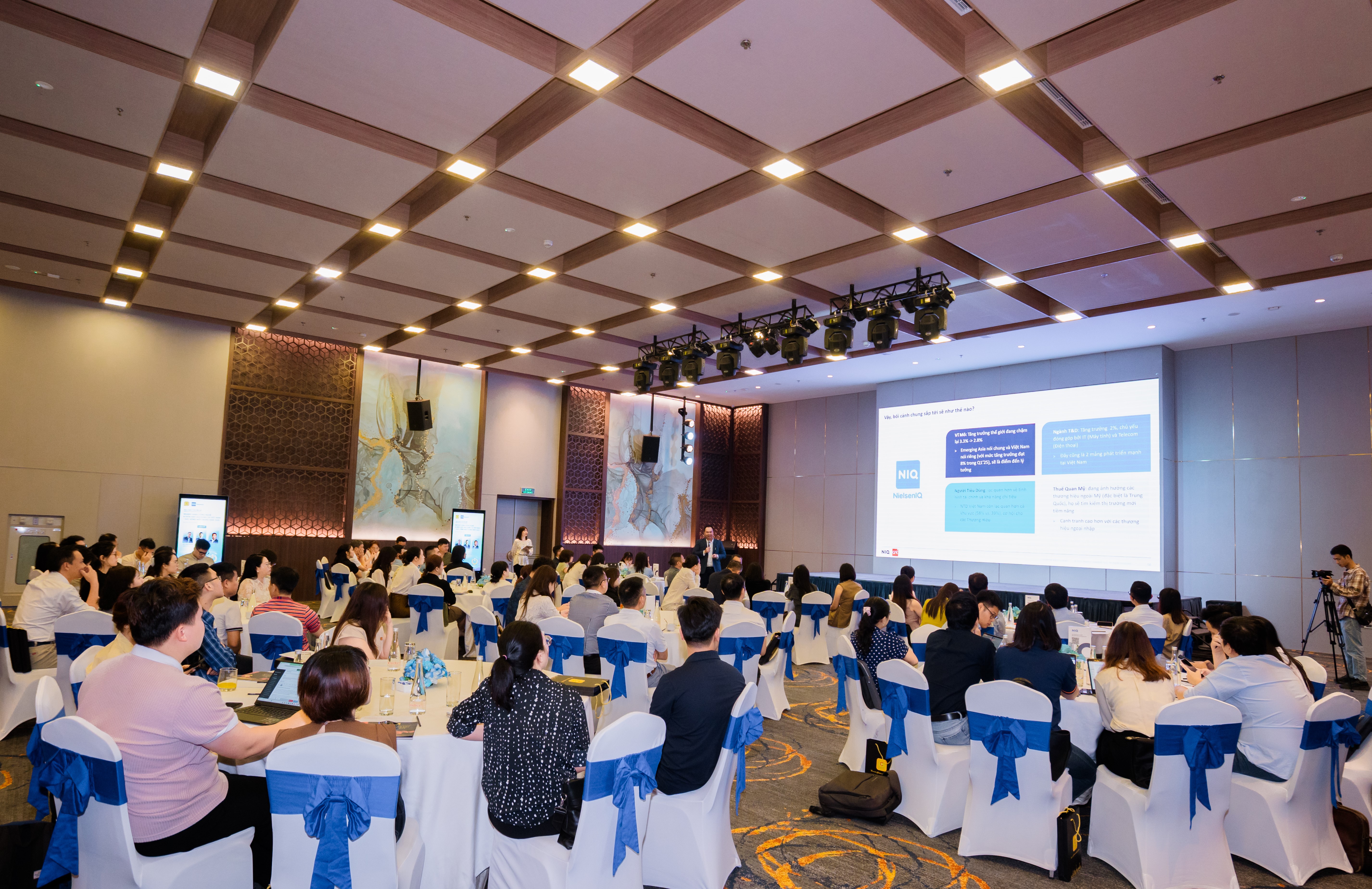 Ông Nguyễn Anh Dũng, Tổng Giám đốc Công ty Nghiên cứu thị trường NielsenIQ Việt Nam, chia sẻ tại hội thảo