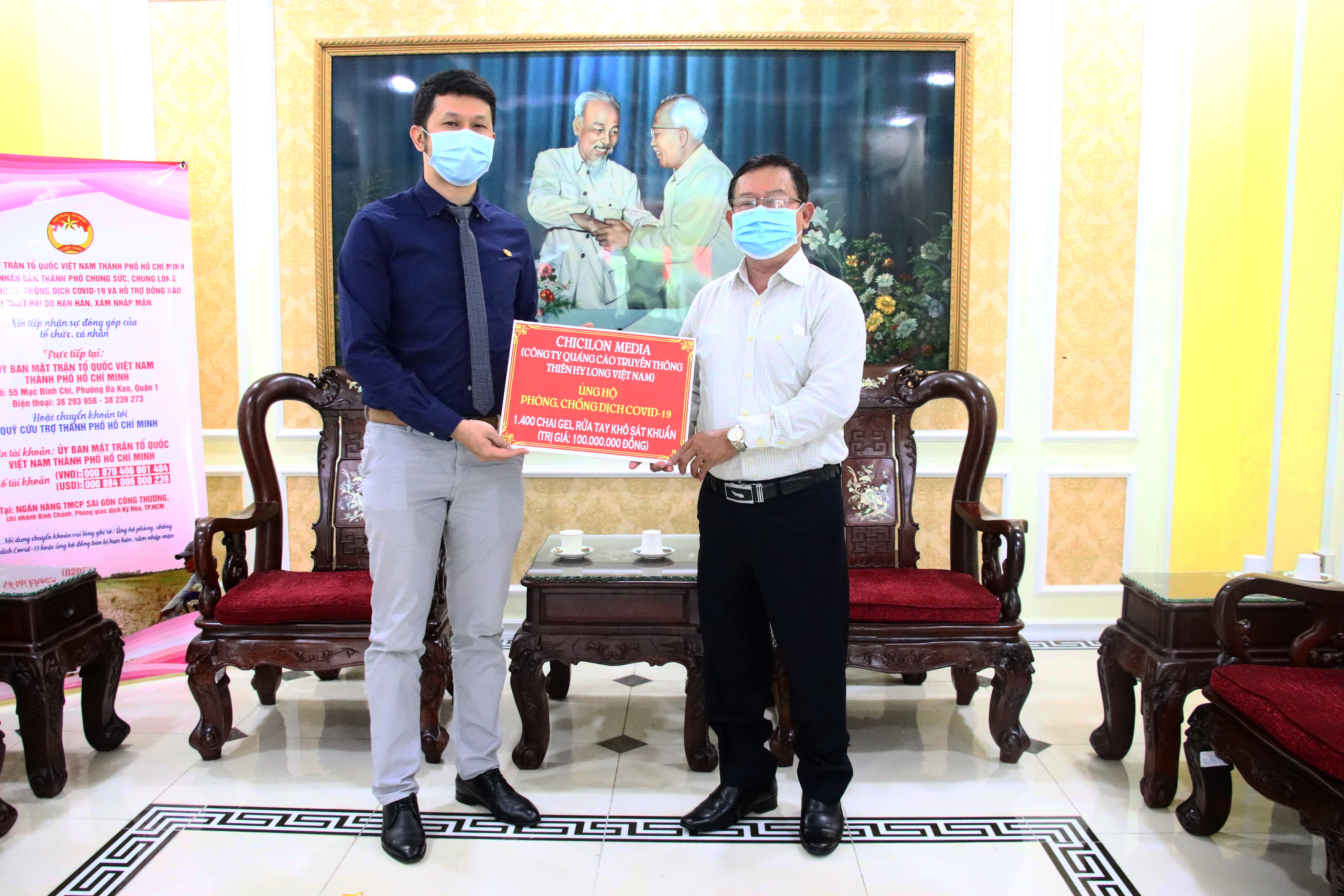 Ông Tăng Khánh Hiền – Giám đốc Tài chính Chicilon Media trao quà hỗ trợ cho UB MTTQVN TPHCM.