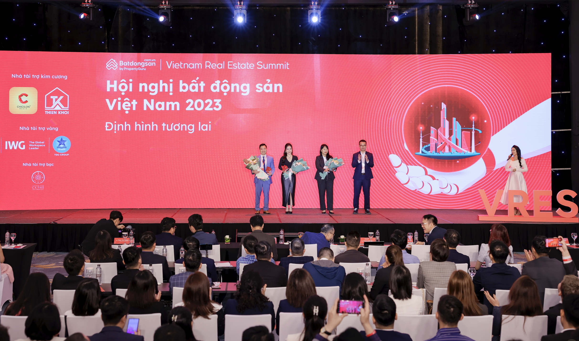 Đại diện Chicilon Media nhận kỷ niệm  chương Nhà tài trợ Kim cương cho sự kiện VRES 2023