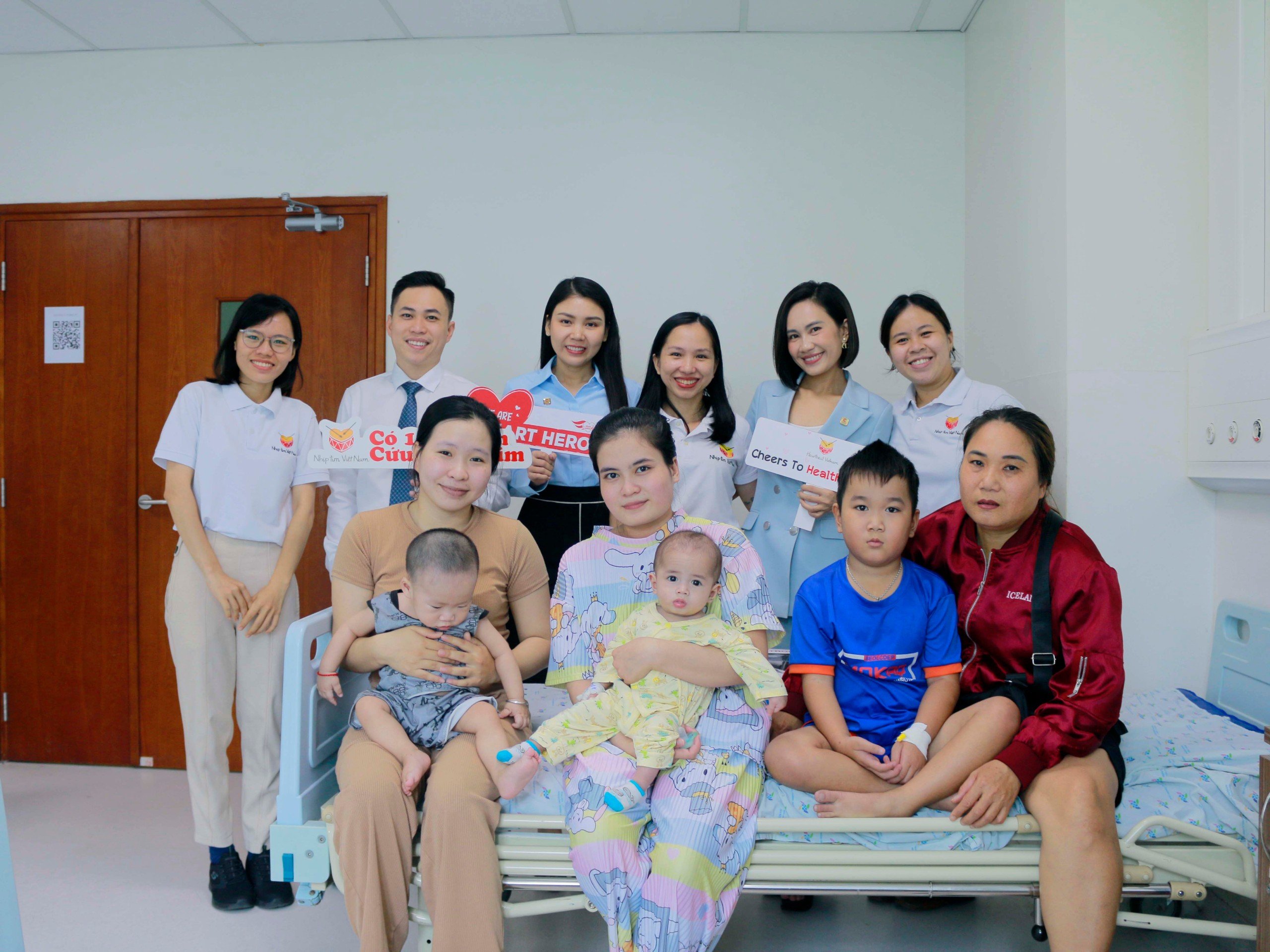 Đoàn thiện nguyện của Chicilon Media thăm hỏi các em sau khi diễn ra phẫu thuật