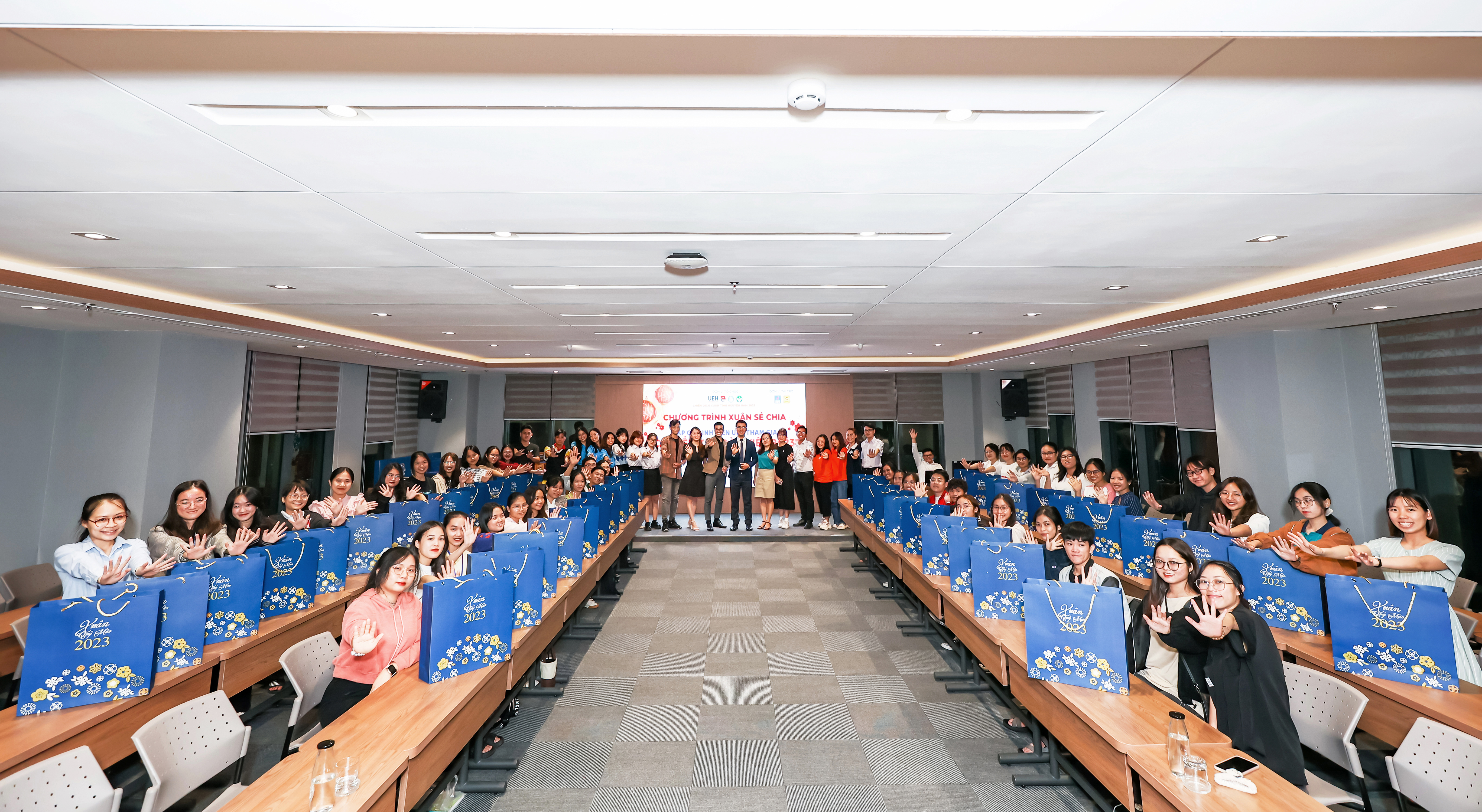 Đại diện Chicilon Media đã tới tặng quà Tết cho các bạn sinh viên tại trường Đại học Kinh tế HCM và trường Đại học Tài chính Marketing HCM