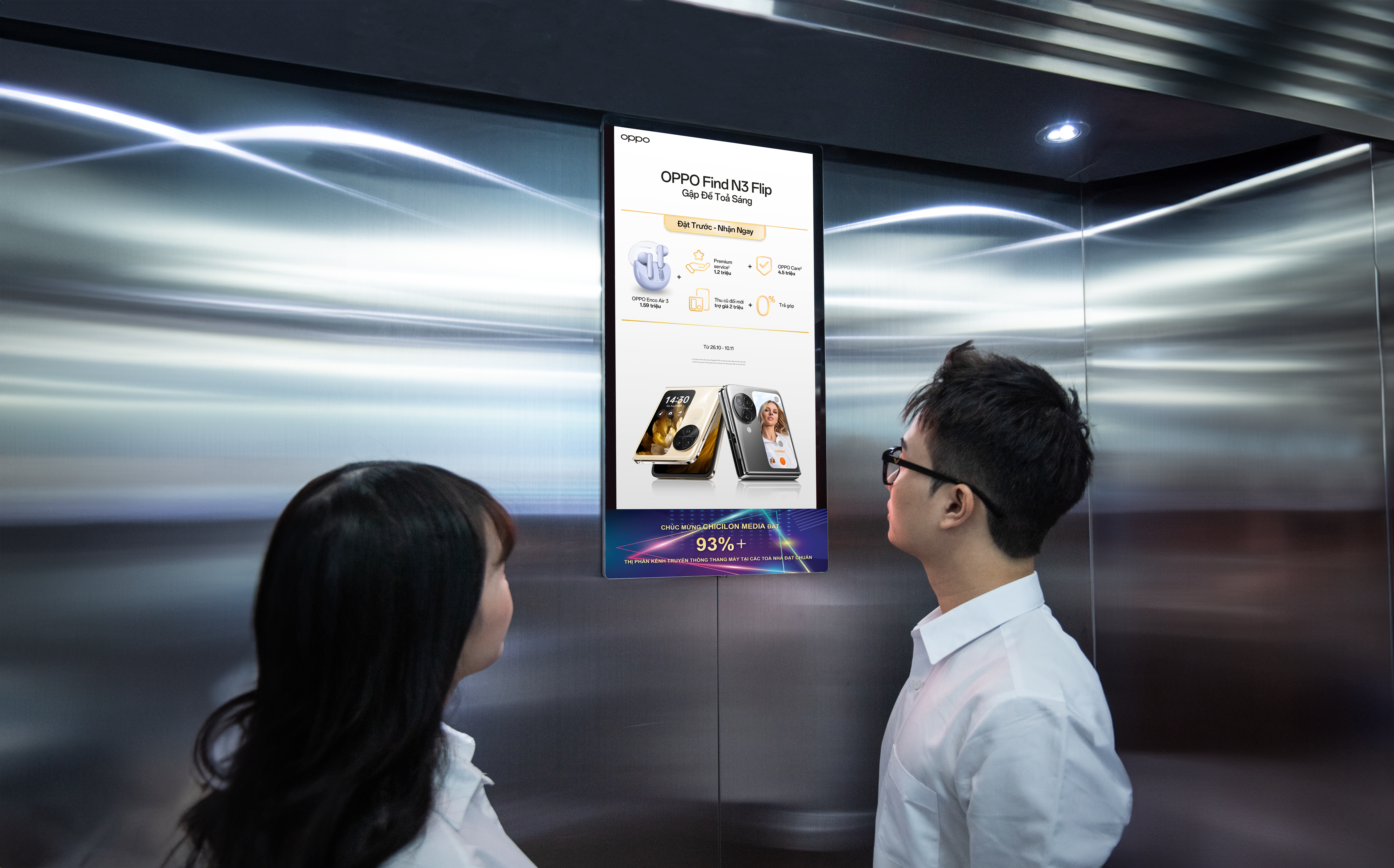 Màn hình poster độ phân giải cao đặt bên trong thang máy