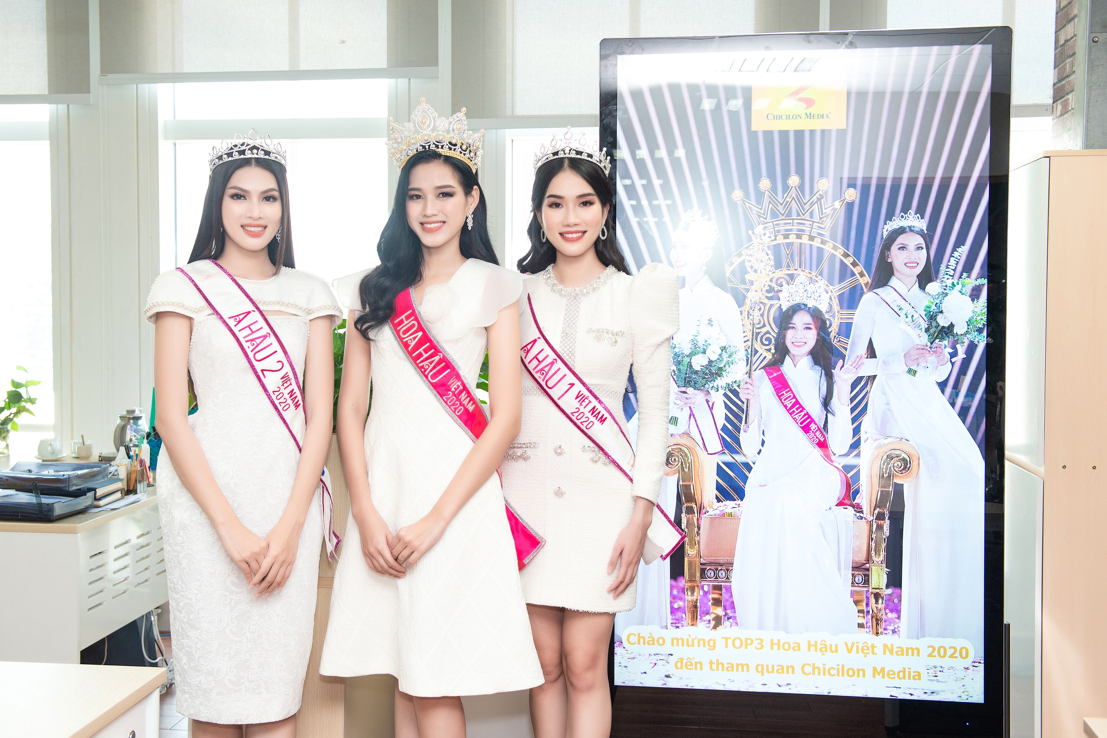 Top 3 Hoa hậu Việt Nam 2020 hào hứng khi thấy hình ảnh của mình trên hệ thống Digital Frame của Chicilon Media.