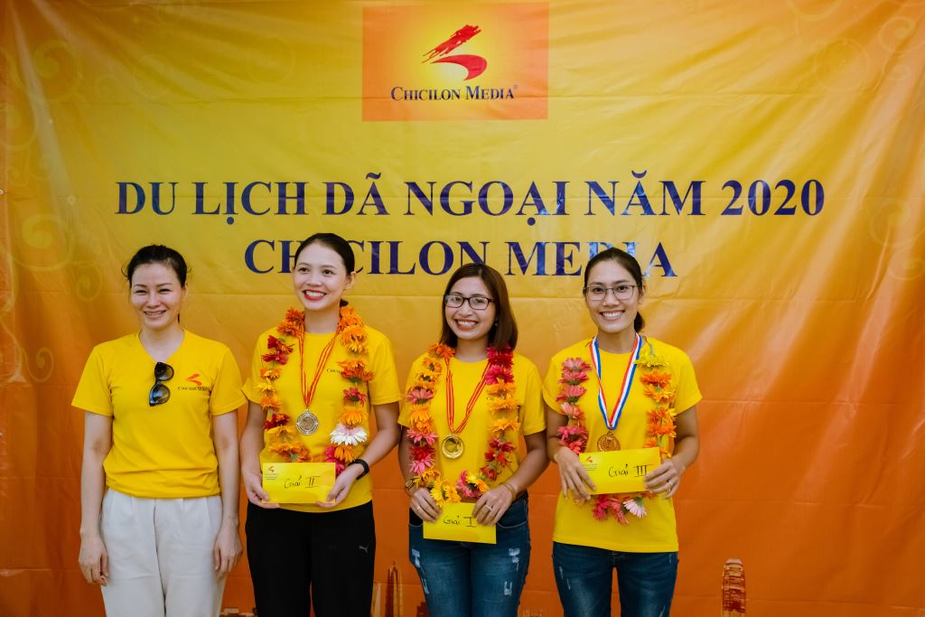 Trao thưởng cho nhân viên đạt giải ở bảng nữ